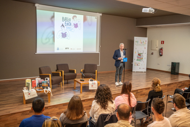 Esplugues llança un projecte pioner per portar la lectura a domicilis i combatre la solitud
